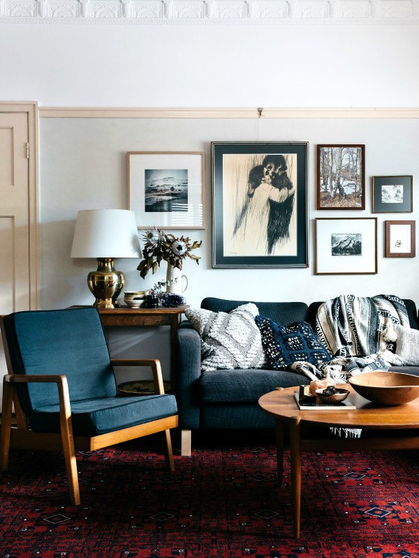 blue-sofa-red-rug-living-room